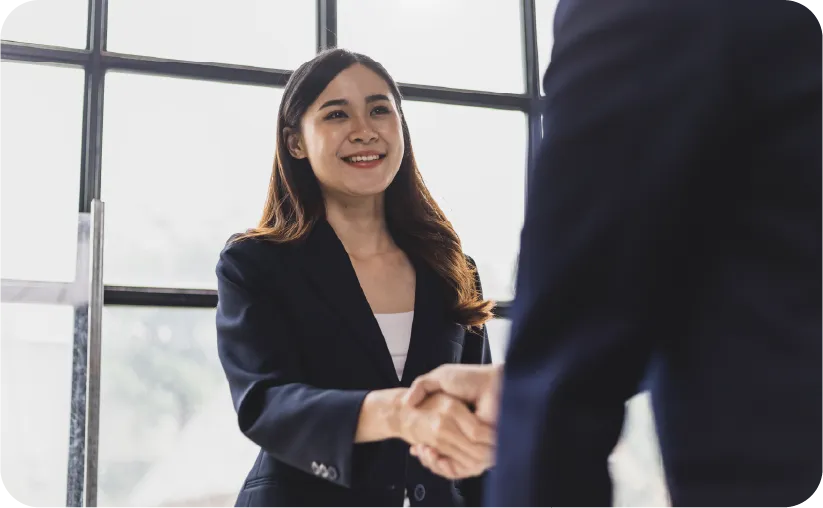 Image de deux professionnels qui se serrent la main